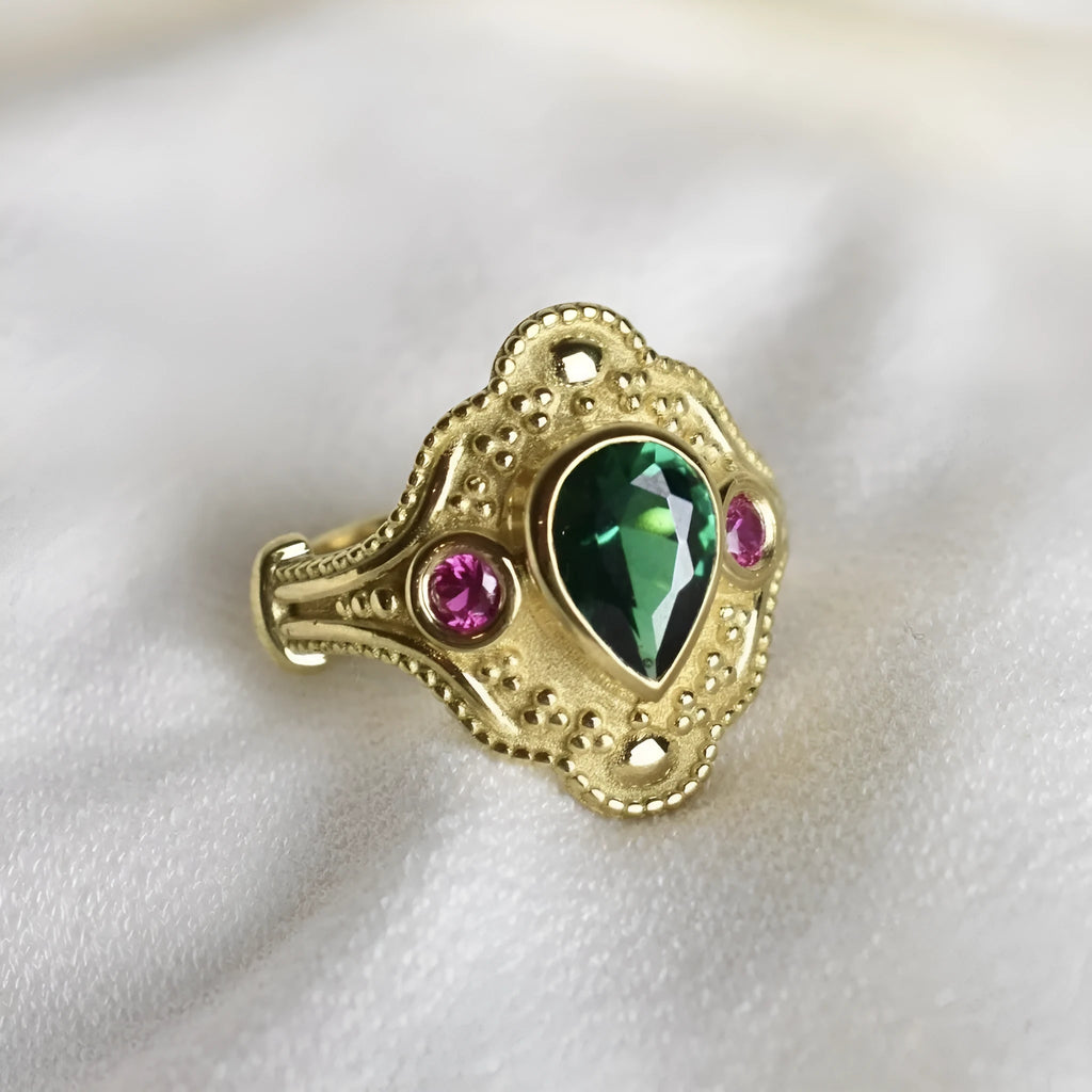 Gold-plated geometric women's ring with electroplated alloy construction in golden lvzuan colour