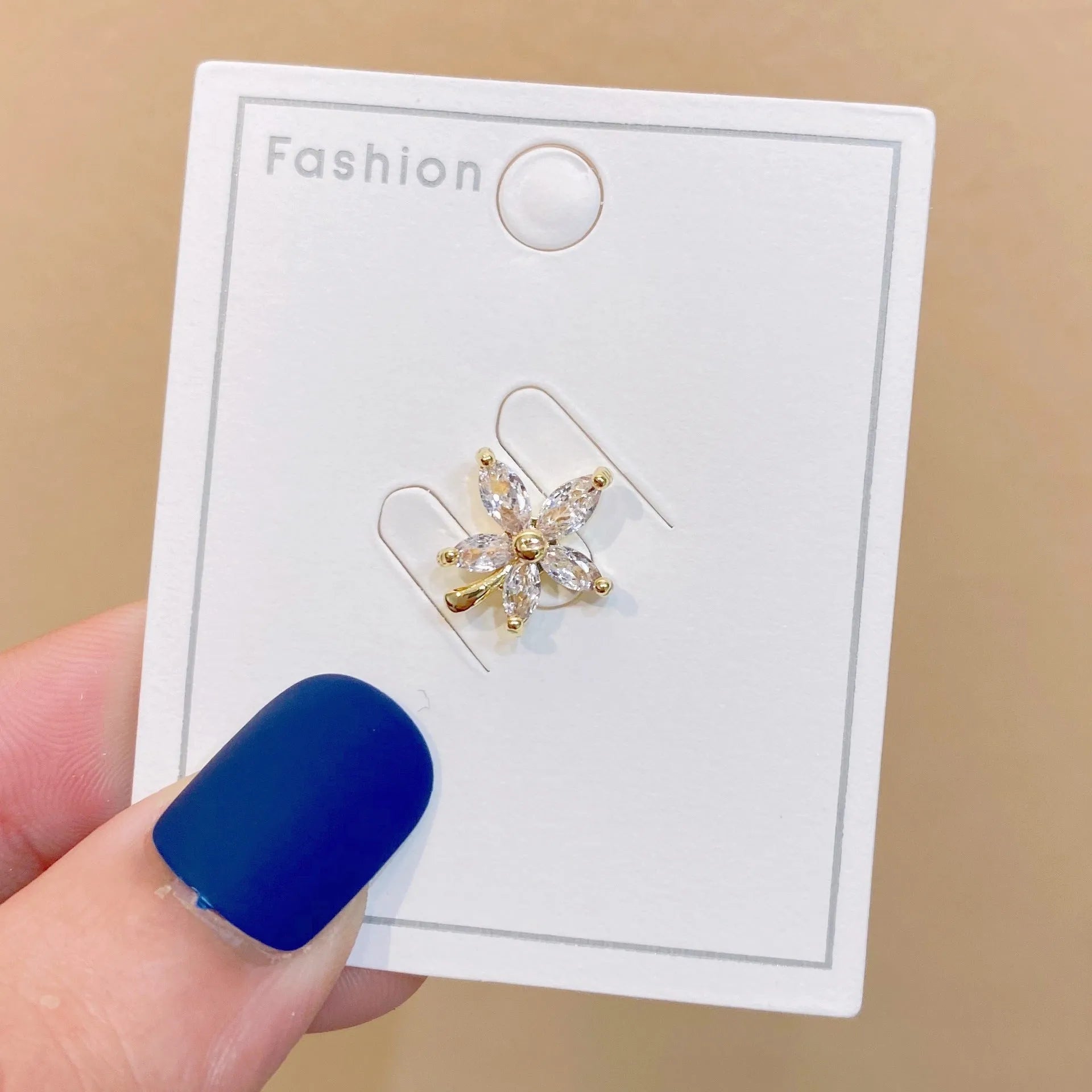 Geometric-shaped copper brooch with electroplated finish for women's clothing decoration