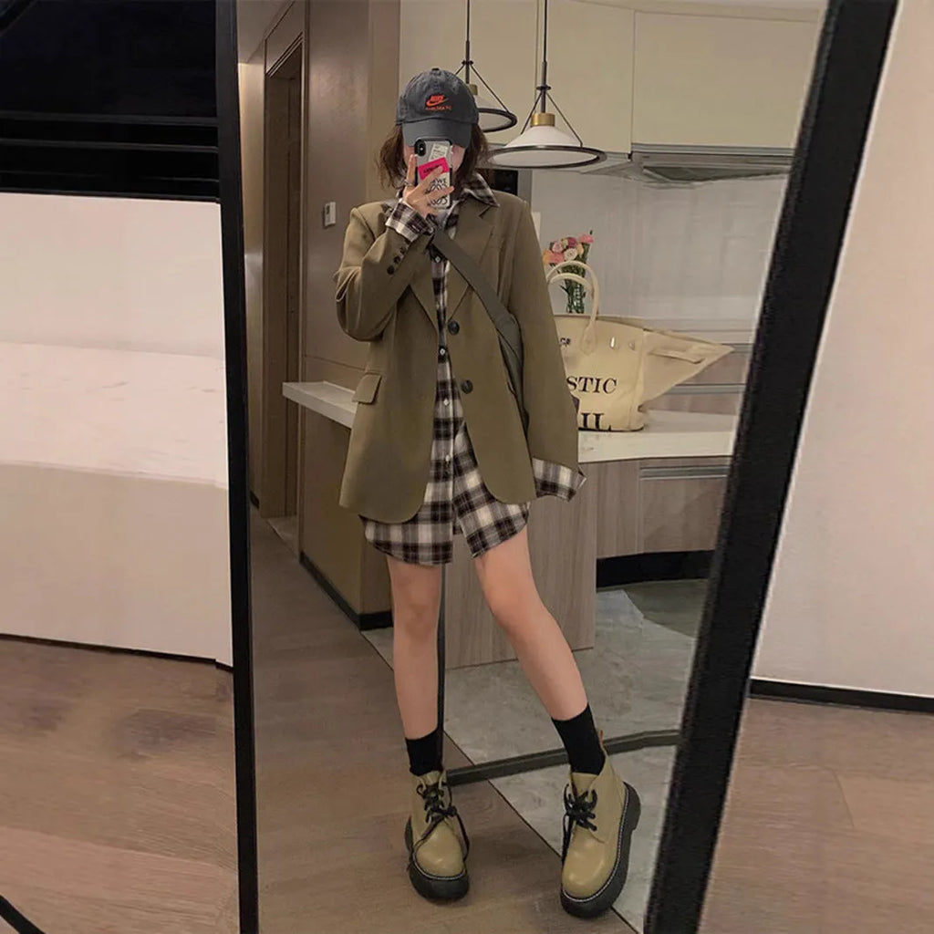 Women's Korean style solid color polyester suit jacket with regular long sleeves and pockets in black, beige, or coffee.