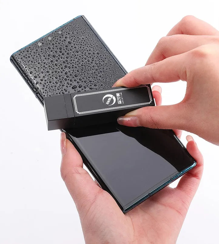 Black pack containing 40 disposable screen cleaner wipes for mobile phones and tablets