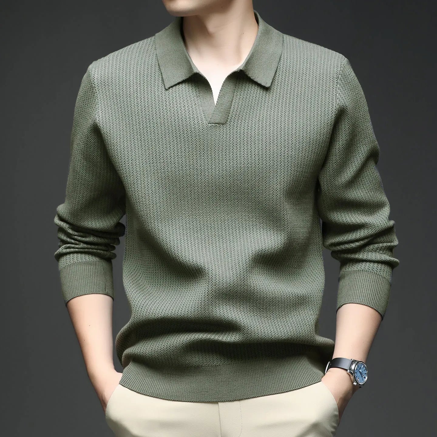 Men's loose long sleeve pullover sweater in a casual style for autumn.