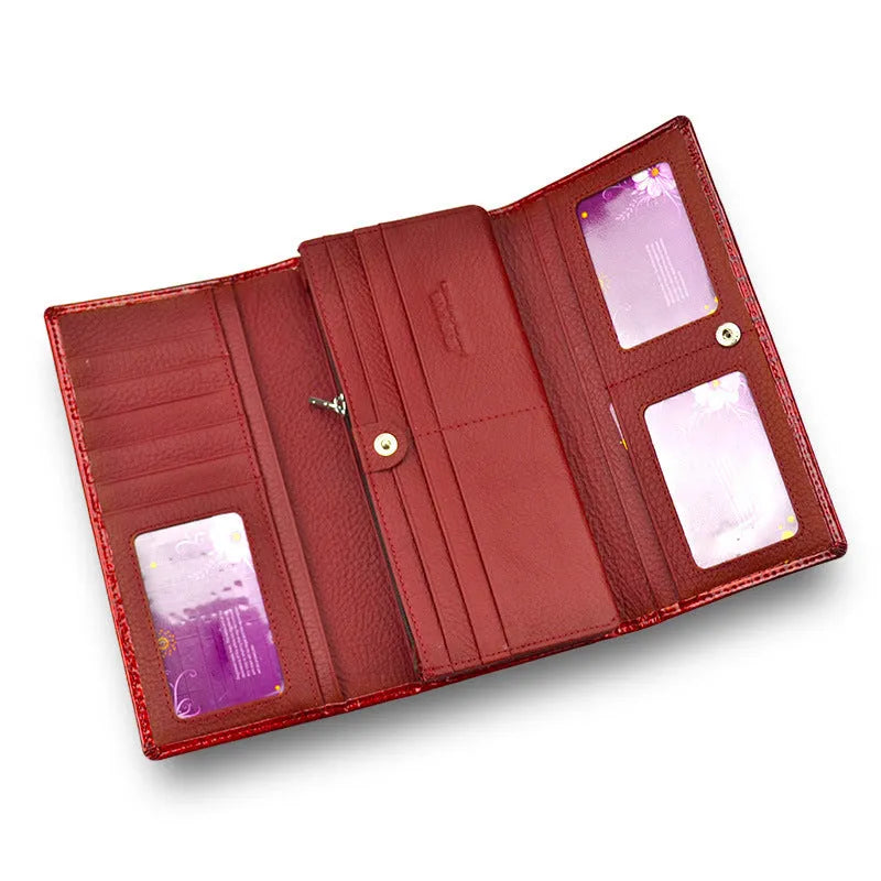 Women's patent leather coin purse with crocodile pattern in red colour