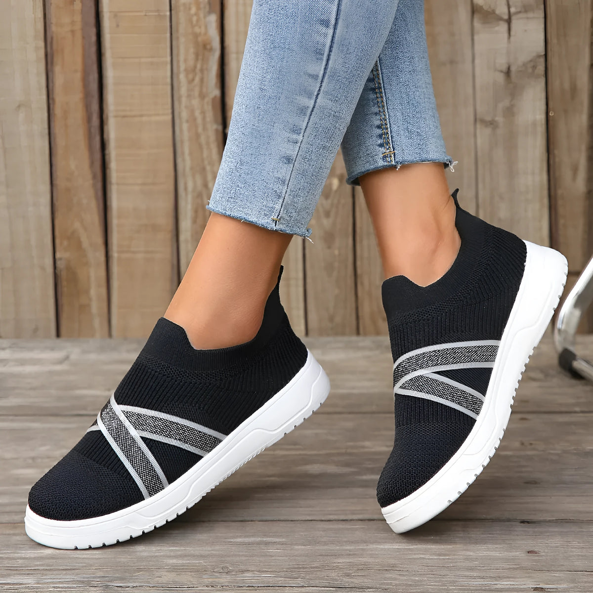 Black women's low-top mesh shoes with Flyknit fabric upper and flat rubber sole
