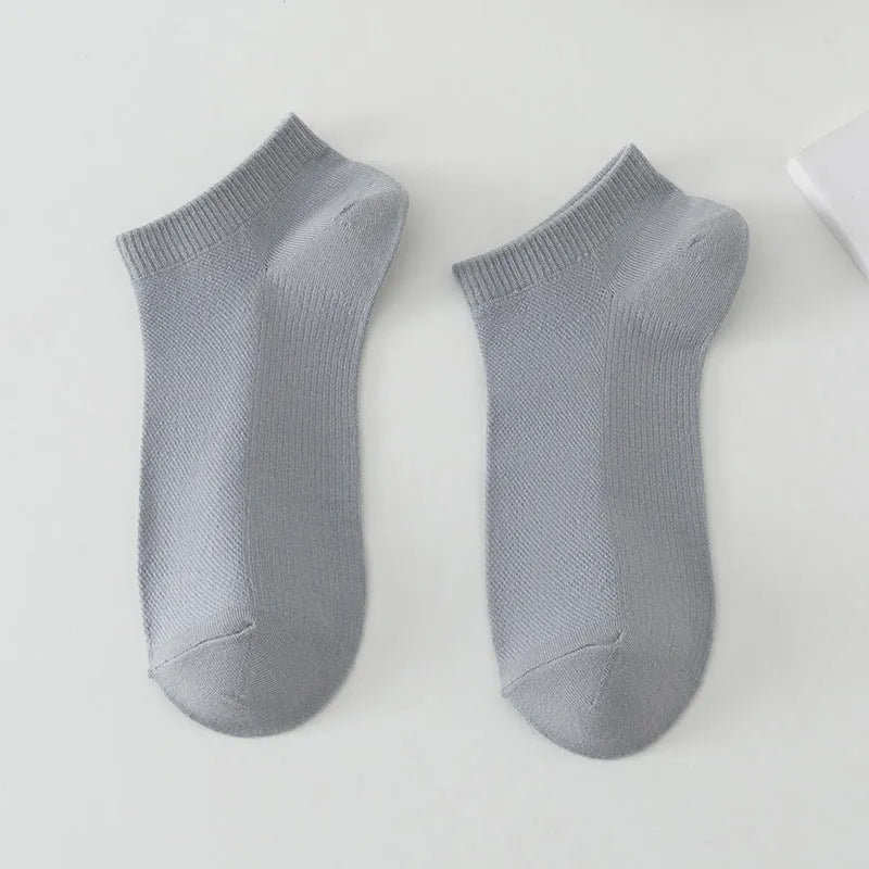 Solid colour low-cut polyester boat socks for men on a white background.