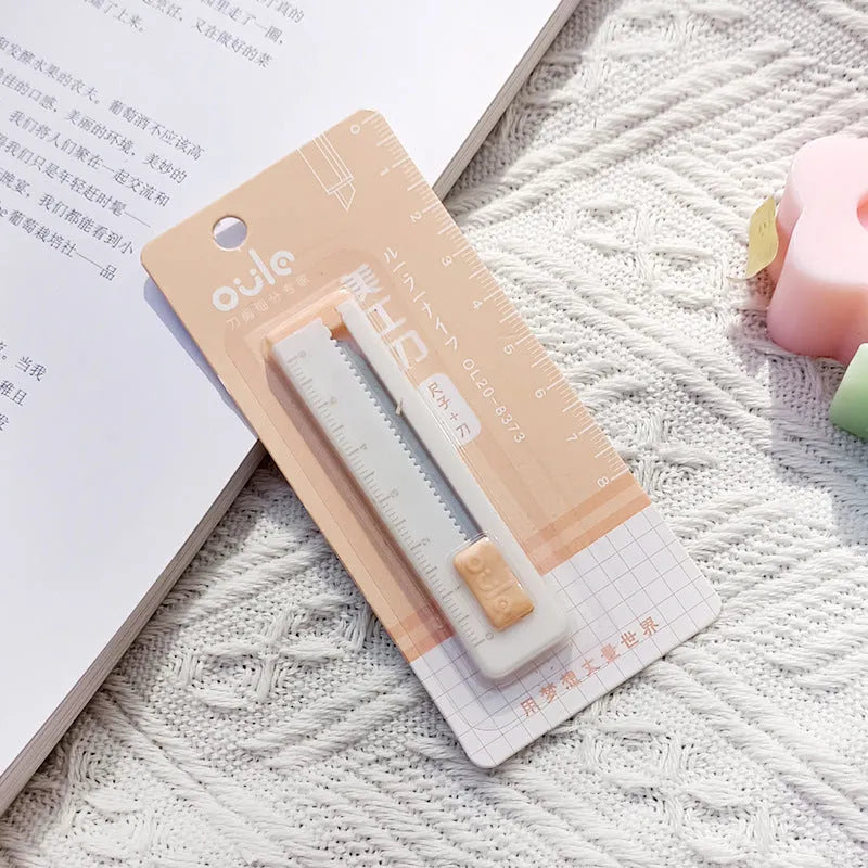 Small plastic-bladed utility knife in five colour options for packaging and paper cutting