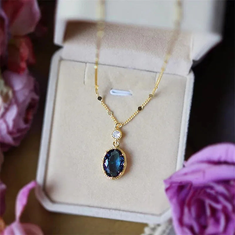 Gold geometric French retro fashion necklace with electroplated copper construction
