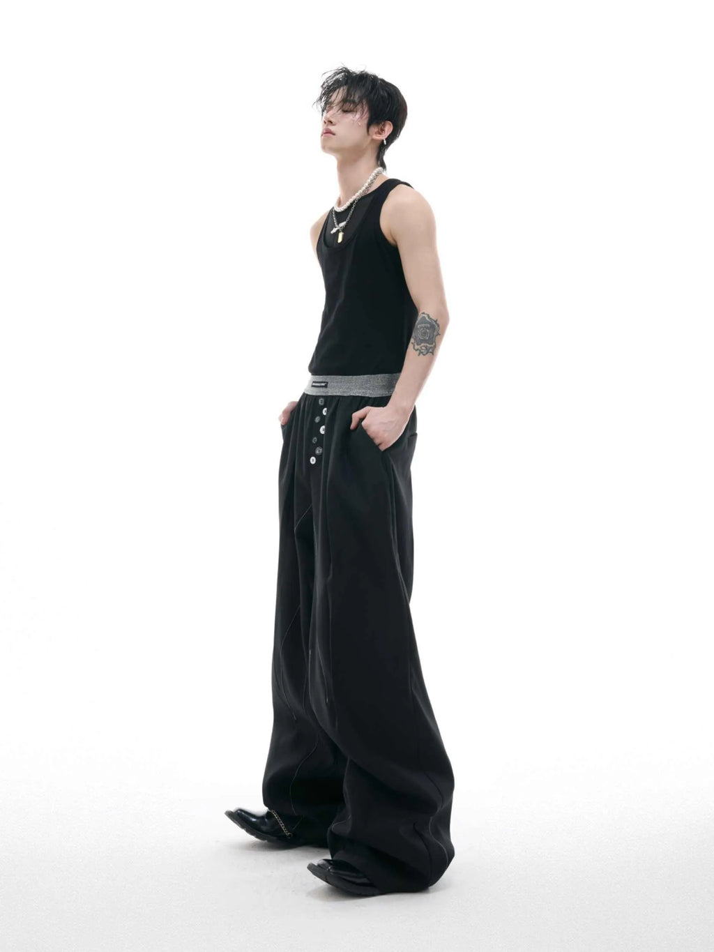 Drooping straight-leg trousers with button open line design in black and grey colours