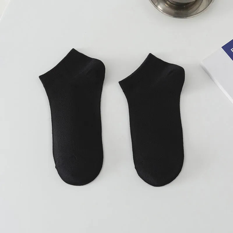 Solid colour low-cut polyester boat socks for men on a white background.