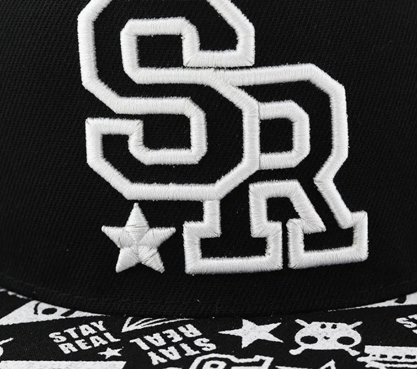 Adjustable cotton baseball hat with embroidered letters in black or white colour