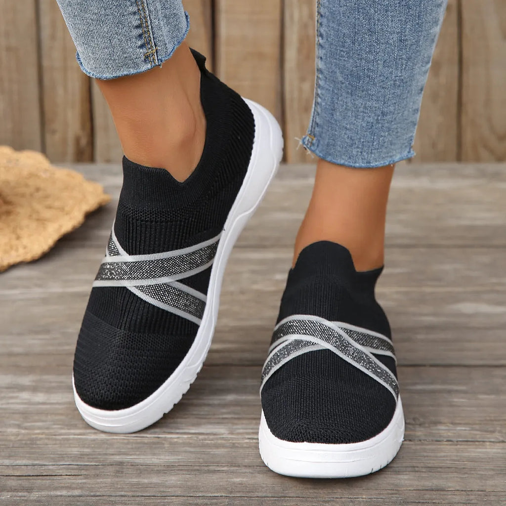 Black women's low-top mesh shoes with Flyknit fabric upper and flat rubber sole