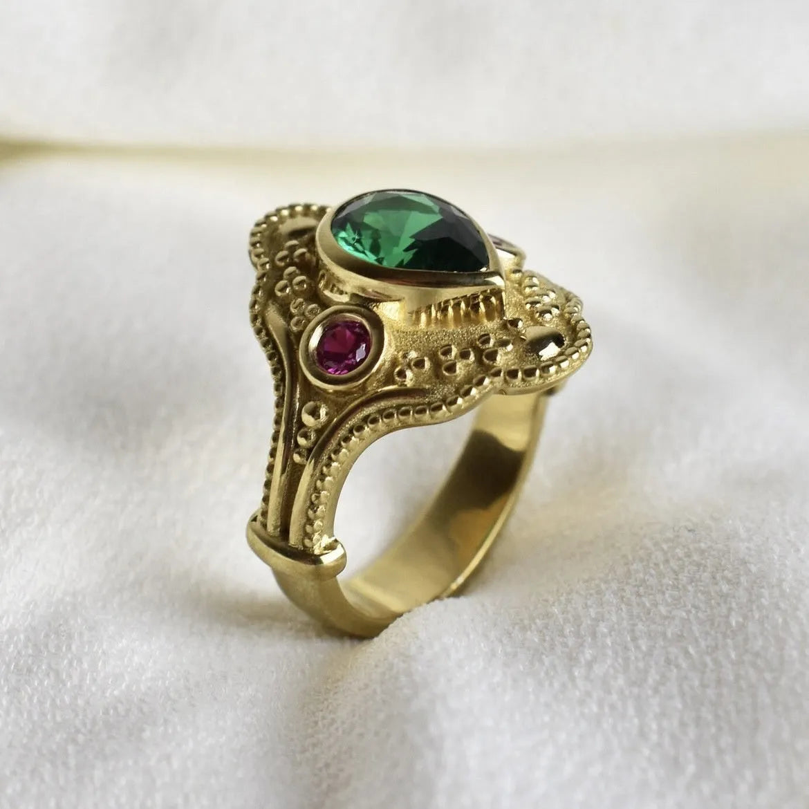 Gold-plated geometric women's ring with electroplated alloy construction in golden lvzuan colour