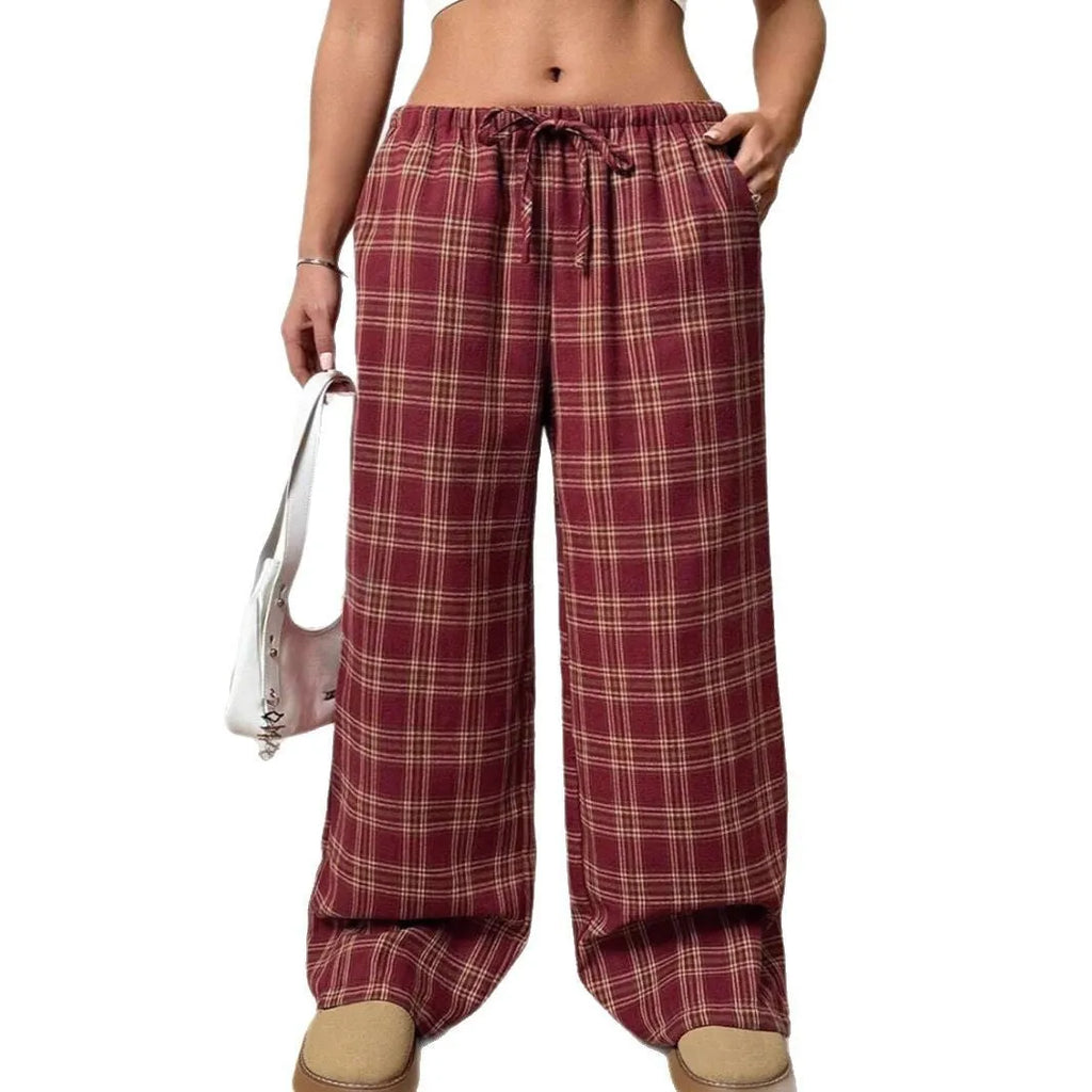 Women's loose drawstring trousers with plaid pattern and side pockets in blue or red colours