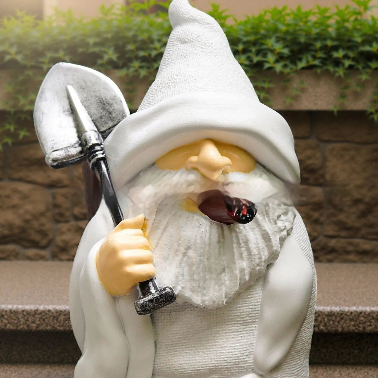 Resin smoking shovel dwarf ornament with pipe for Christmas and Halloween garden decoration