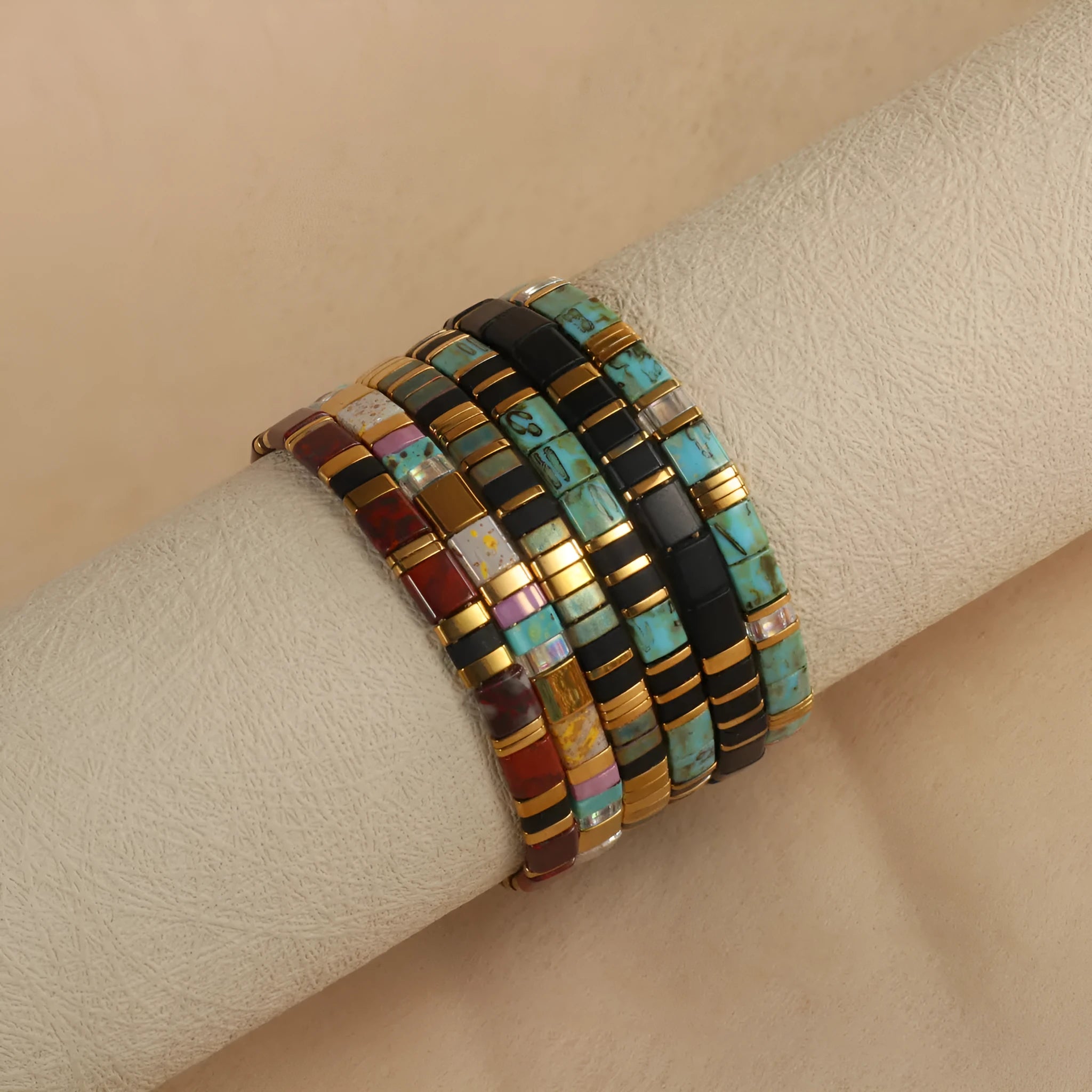 Geometric glass beaded bracelet in retro green colour with round elements