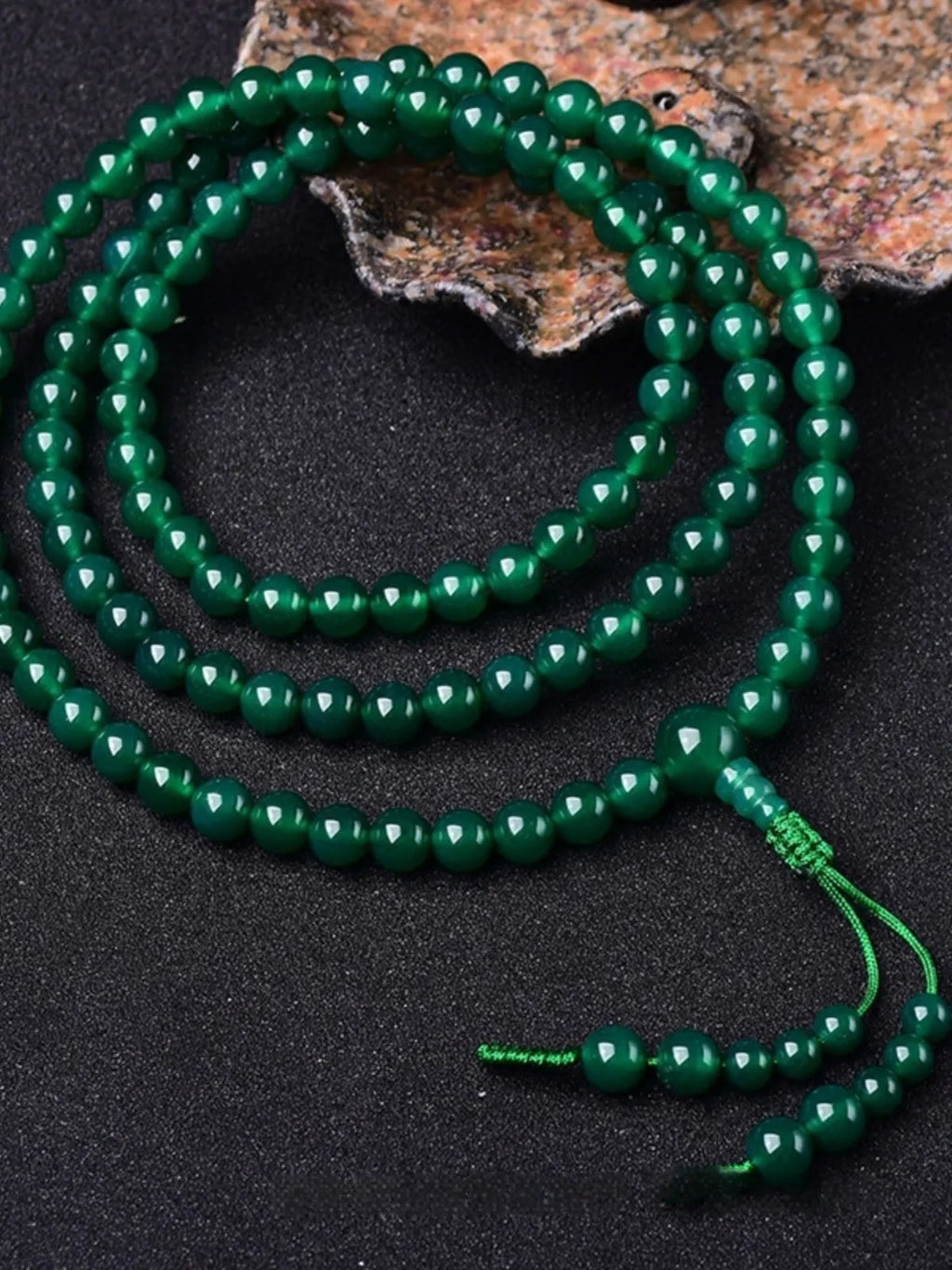 Handmade natural green agate 108 bead bracelet with choice of Thangka pendant or Buddha beads.