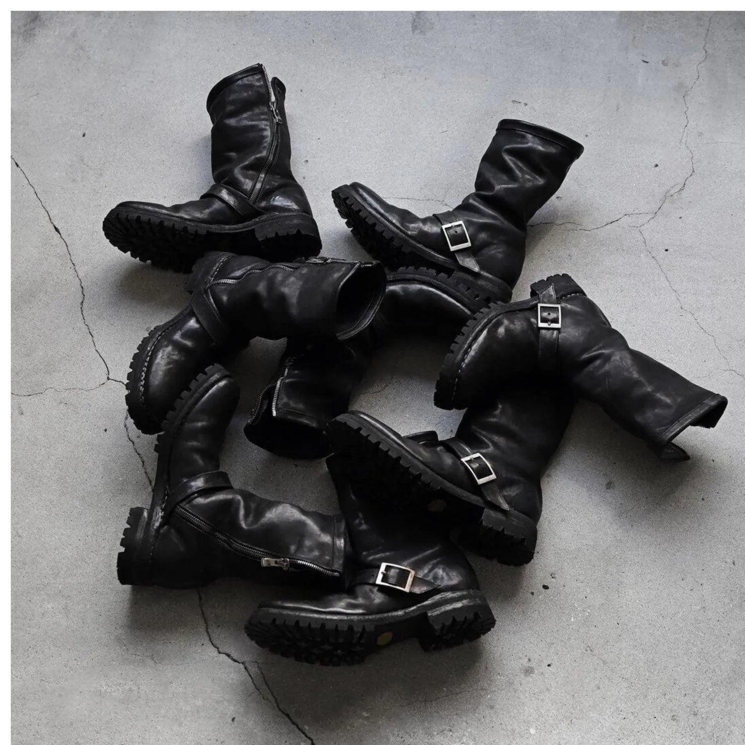 Men's dark retro Martin boots with side zipper closure and round toe in black colour