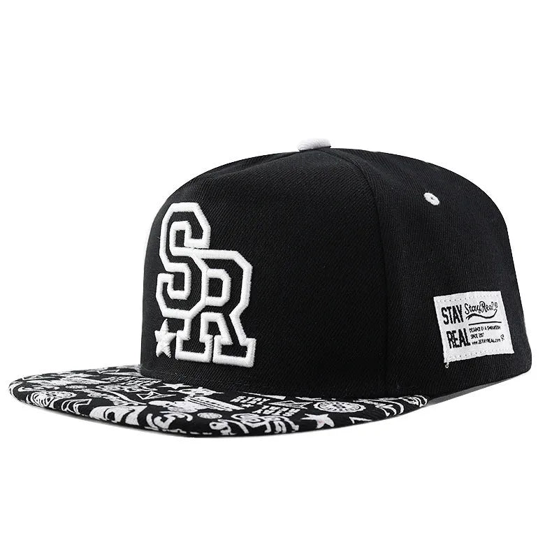 Adjustable cotton baseball hat with embroidered letters in black or white colour