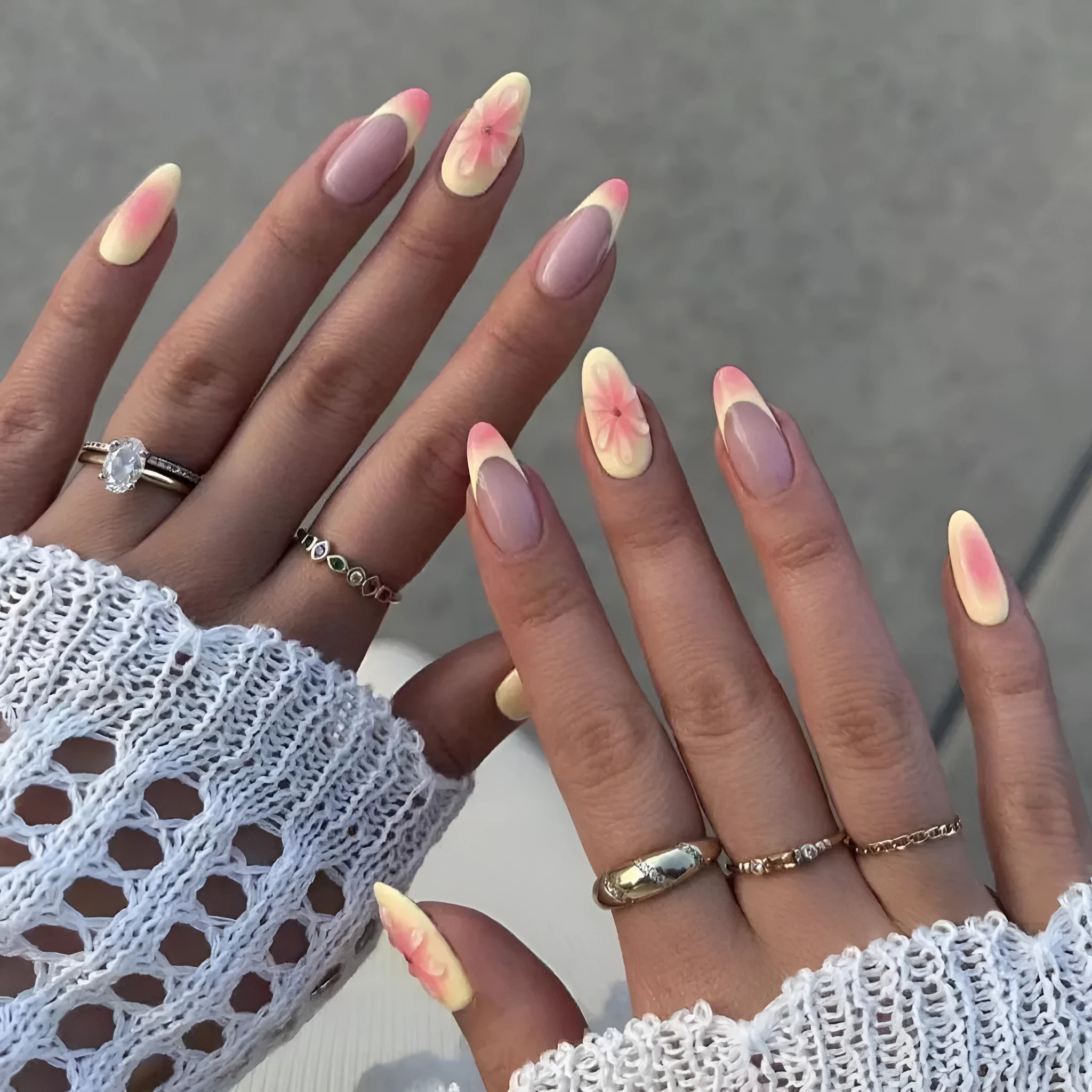 Simple fake nails set with pink and white 3D cartoon flower designs on detachable plastic armour pieces.
