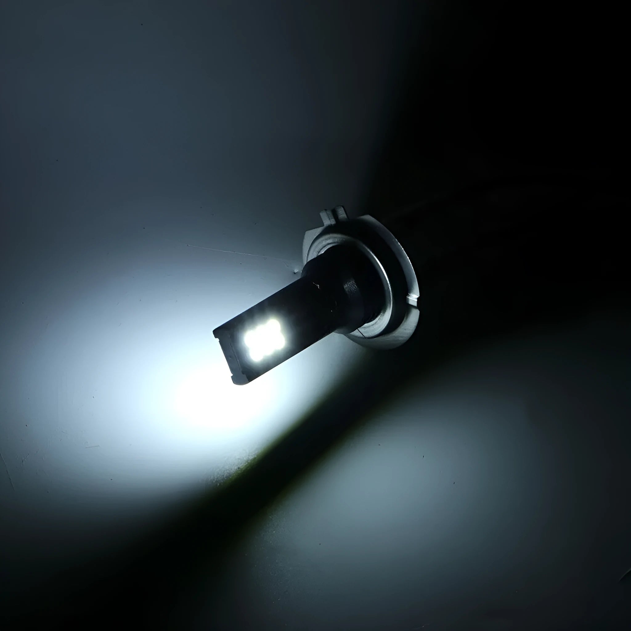 H7 110W LED fog light bulb with 12 SMD chips and aluminium body emitting white light