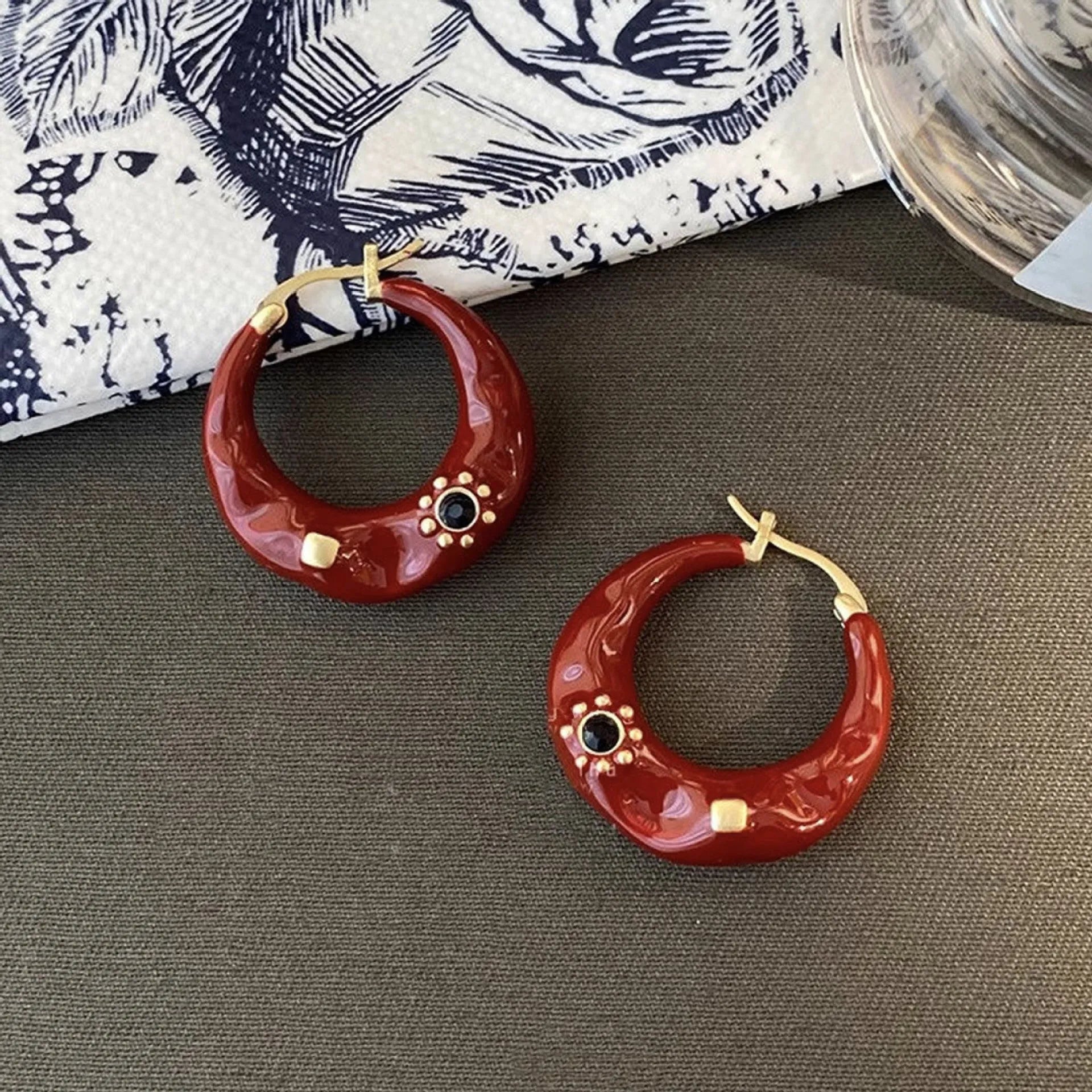 Hong Kong retro style alloy ear studs with rhinestone inlay in black and red colours