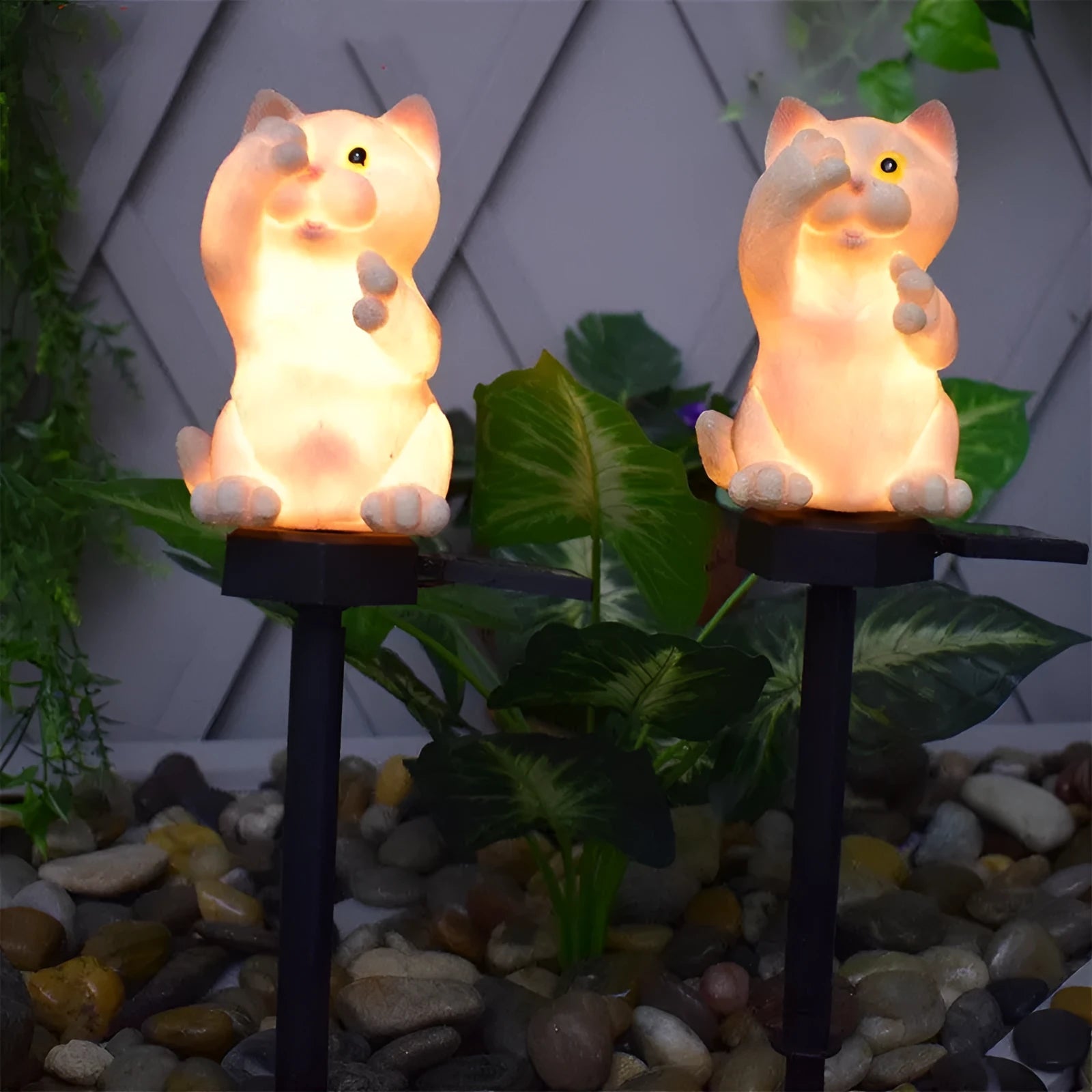 Solar cat lawn light with resin construction for garden pathways