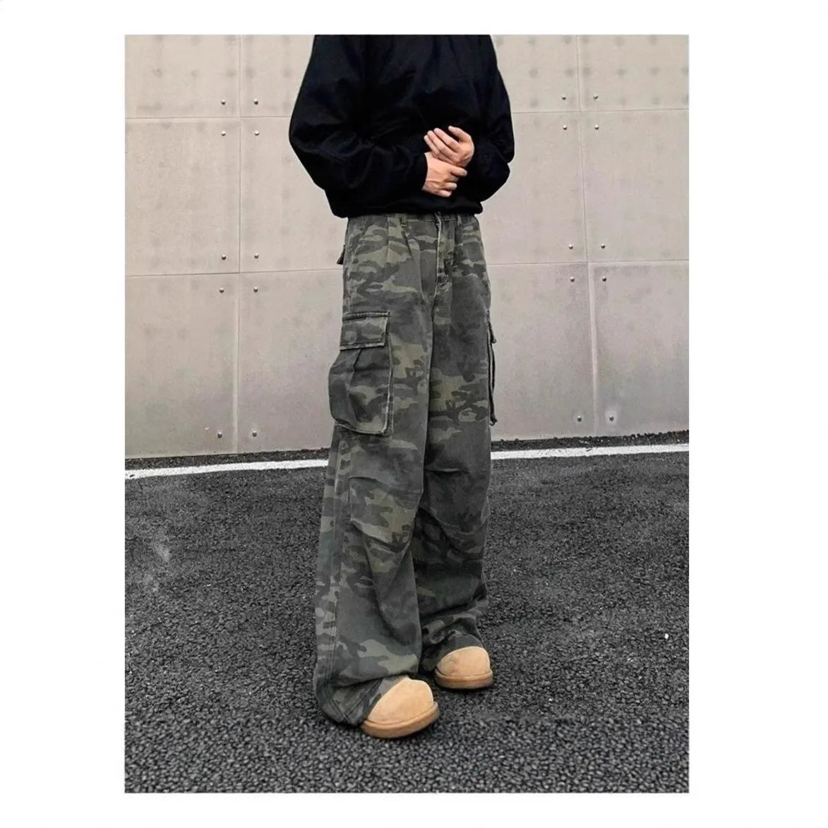 Camouflage cargo trousers with multiple pockets in cotton blend fabric