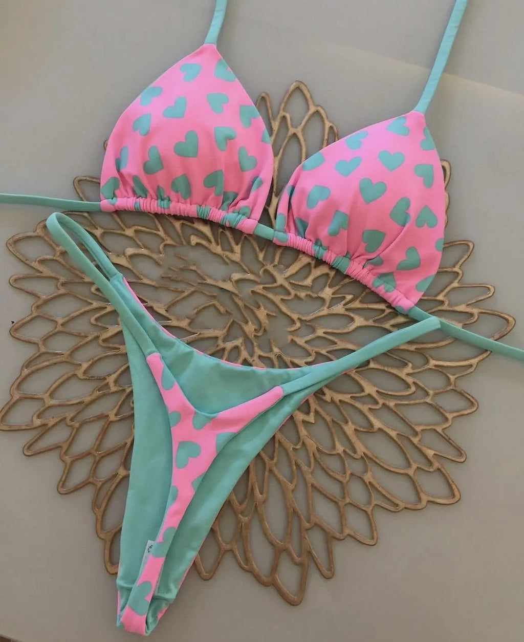 Backless one-piece swimsuit with heart print and split leg in nylon fabric.