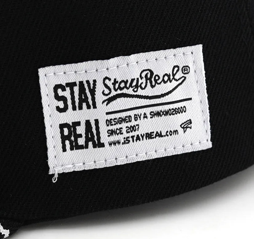 Adjustable cotton baseball hat with embroidered letters in black or white colour