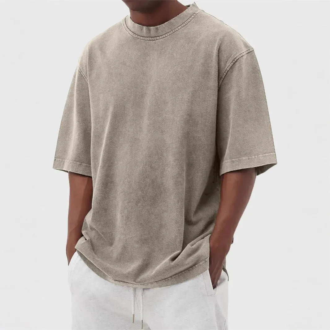 Men's stone-washed polyester pullover t-shirt in loose fit with half sleeves