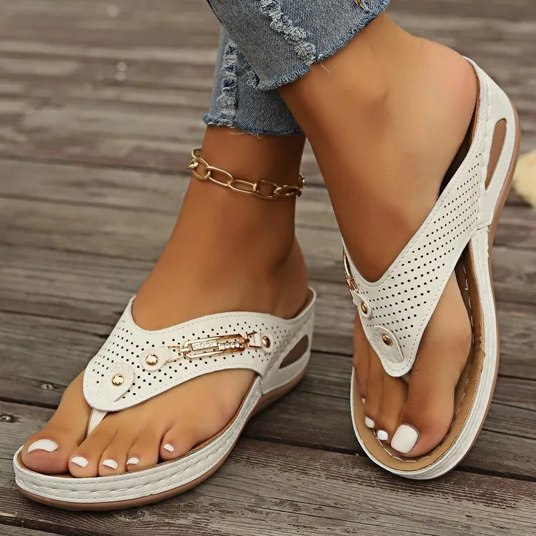 Women's retro flip-flop sandals in light brown with herringbone footbed and EVA sole
