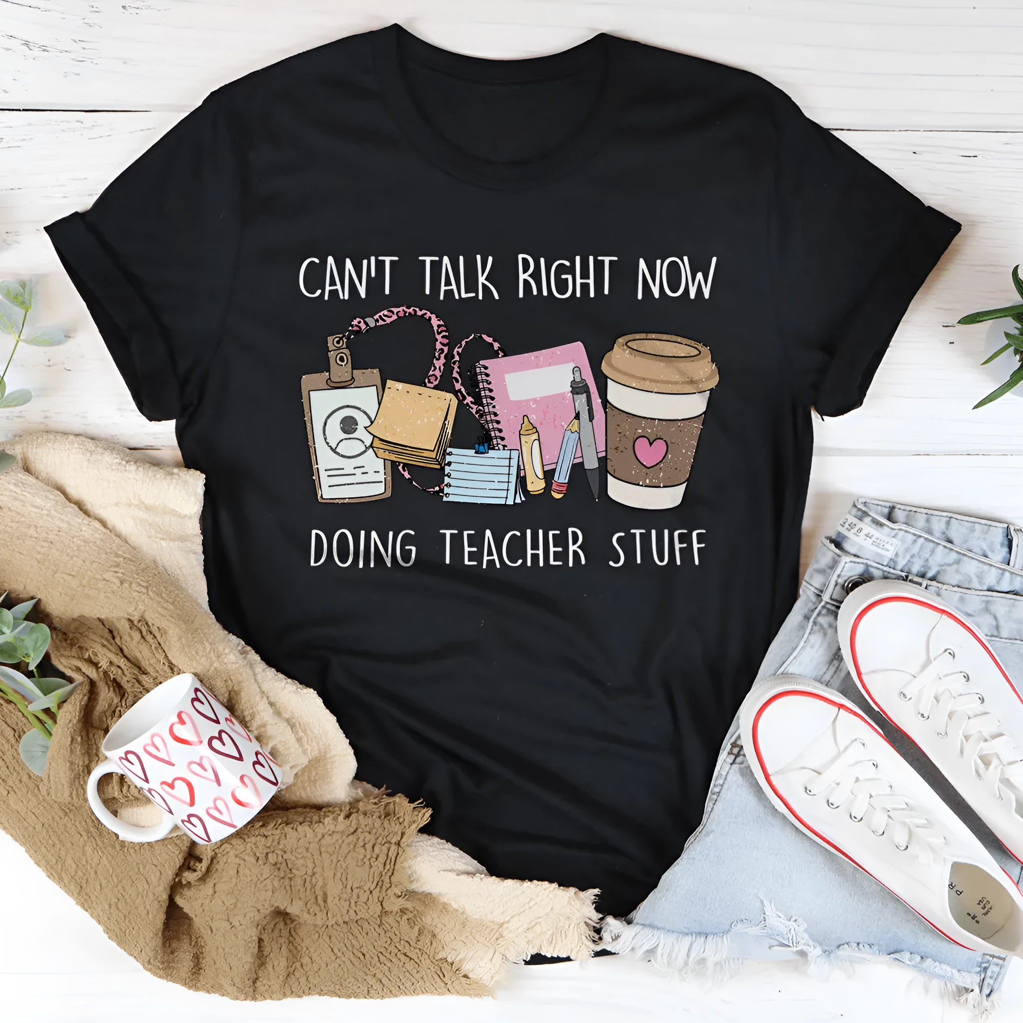 Straight cut loose fit cotton t-shirt in black with short sleeves and round neck.