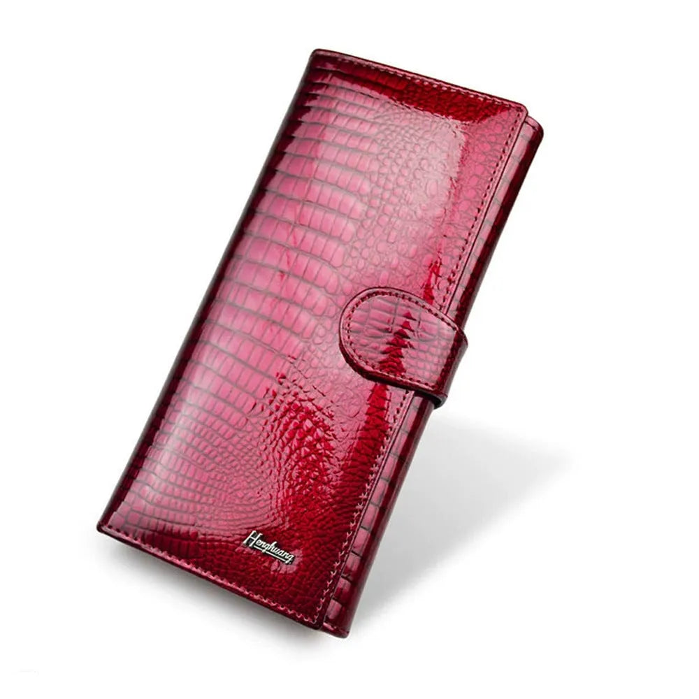 Women's patent leather coin purse with crocodile pattern in red colour