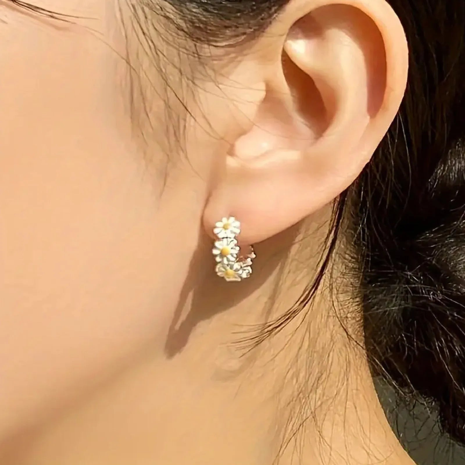 White daisy flower ring and earrings jewellery set with platinum-plated gem settings