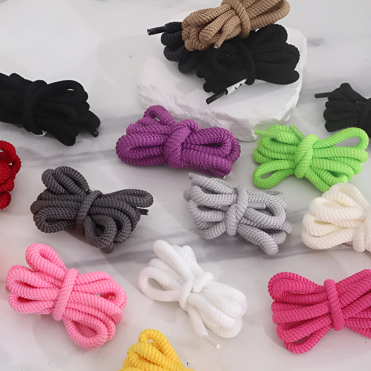 Set of oval shoelaces in multiple colours showing the 1.0 cm wide flat rope and length options.