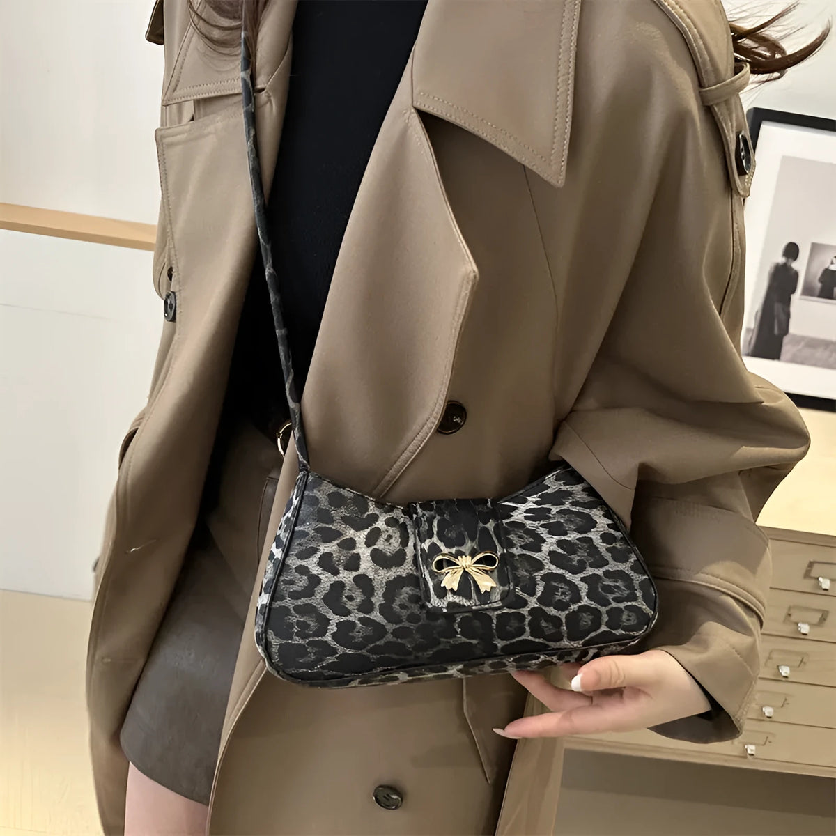 Large capacity casual women's PU handbag with sandwich pocket design in black colour