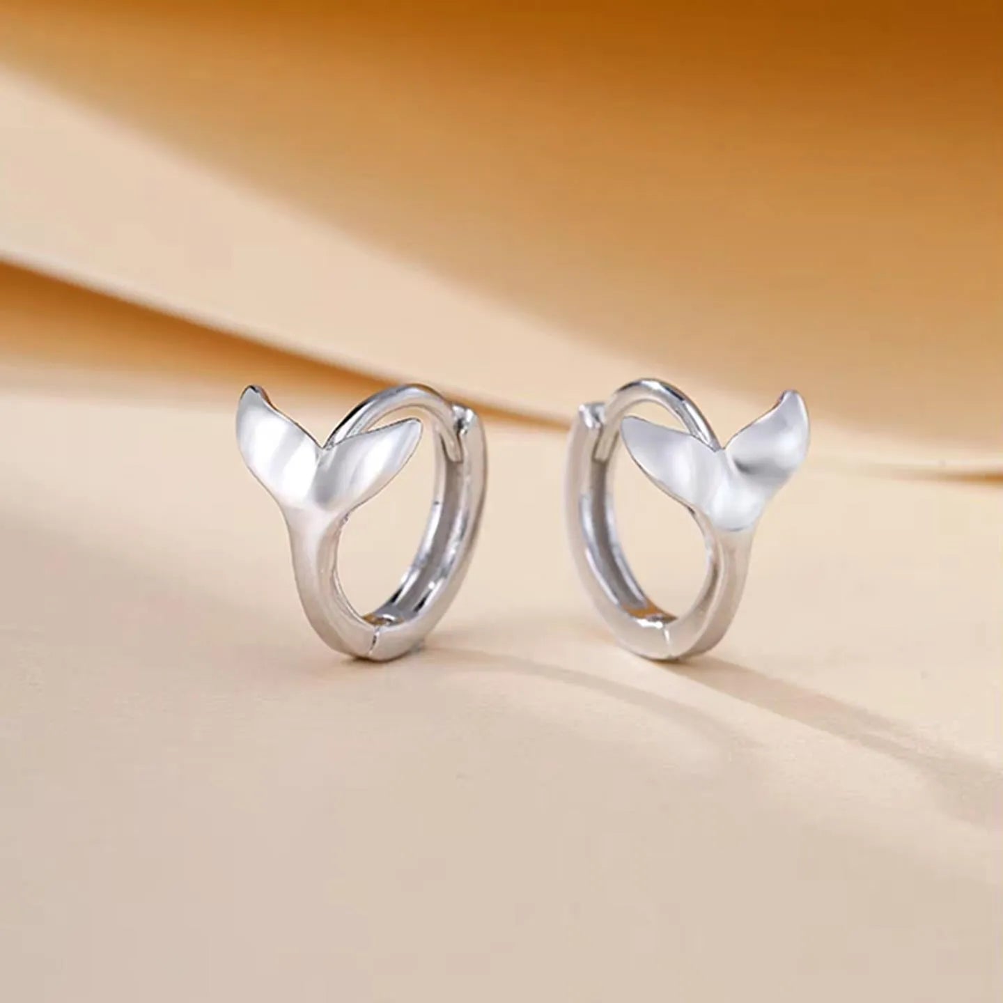 Women's fishtail design earrings in electroplated white gold or yellow gold colour on copper material