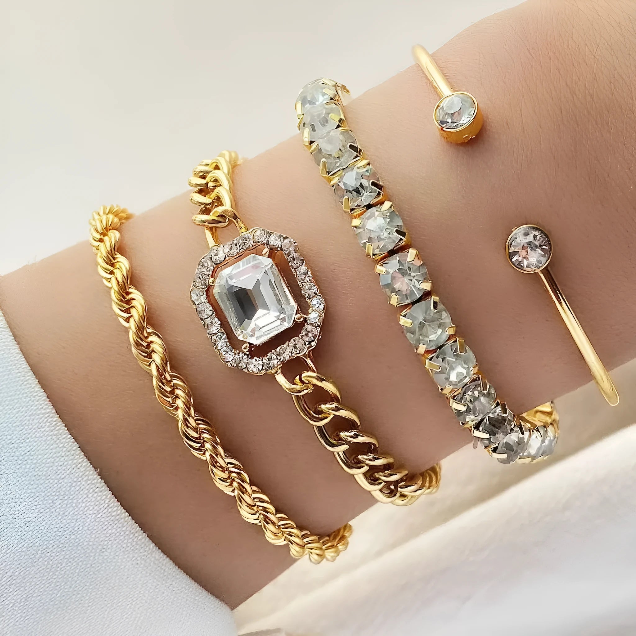Women's geometric retro alloy jewellery set with square diamond motifs in gold or silver finish