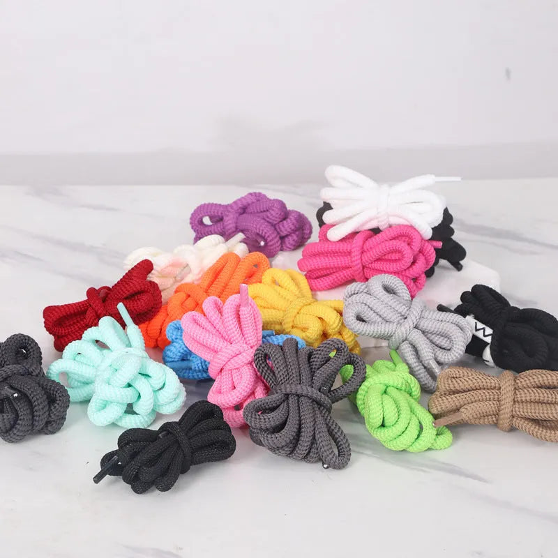 Set of oval shoelaces in multiple colours showing the 1.0 cm wide flat rope and length options.