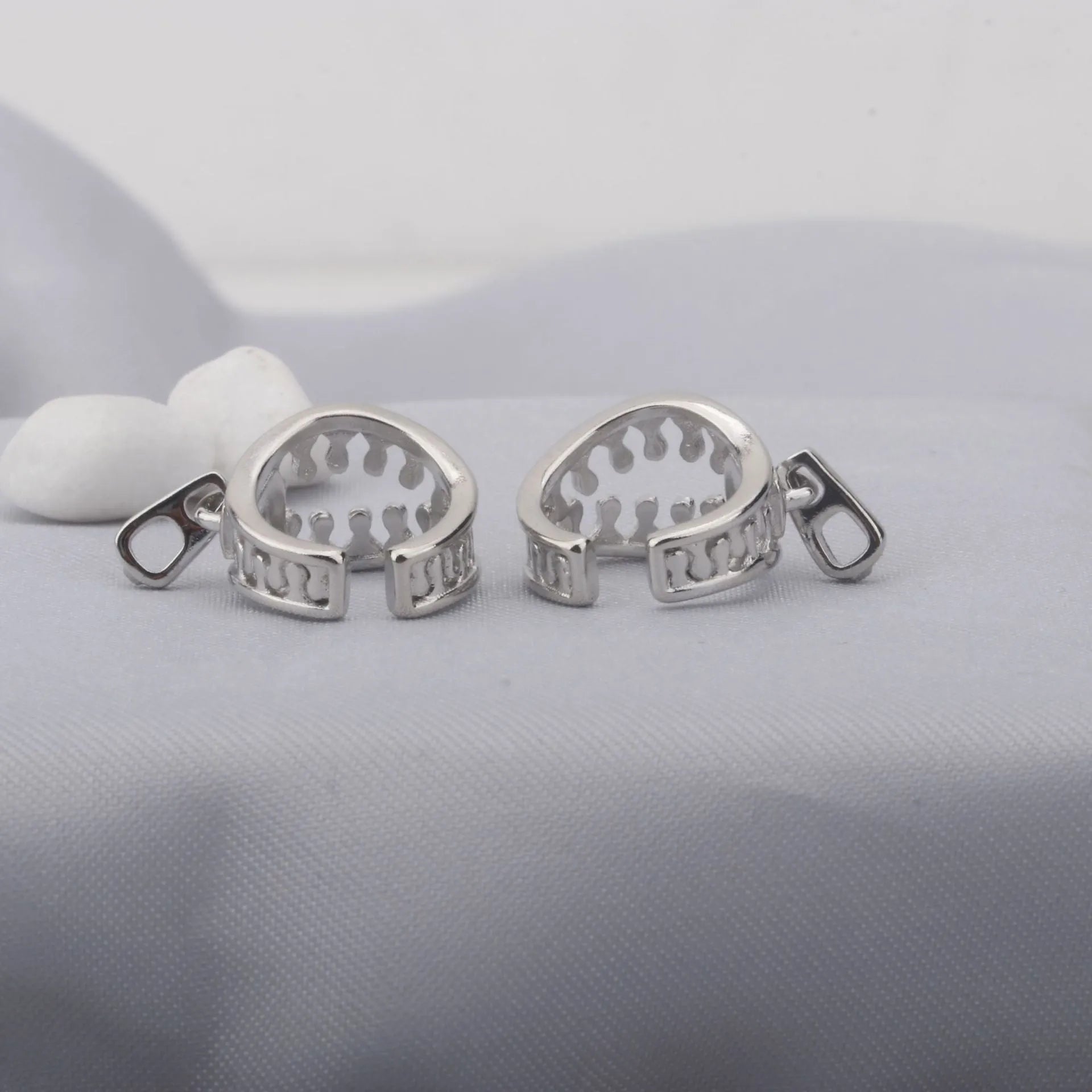 Copper geometric ear clips with zipper closure on bone clip, colour ES862.