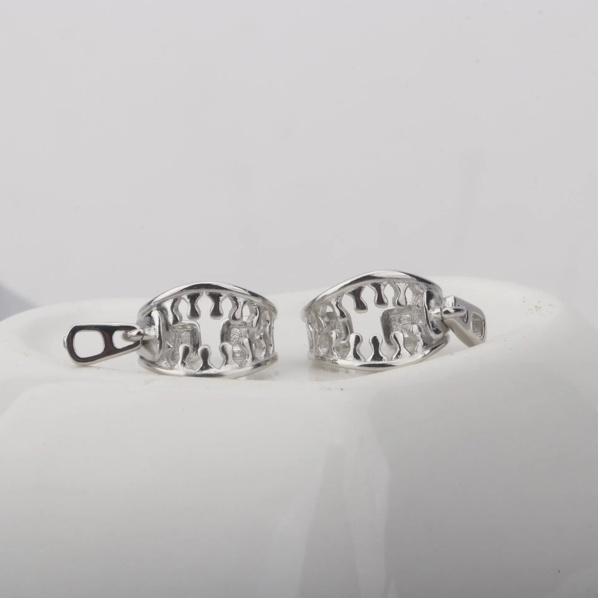 Copper geometric ear clips with zipper closure on bone clip, colour ES862.