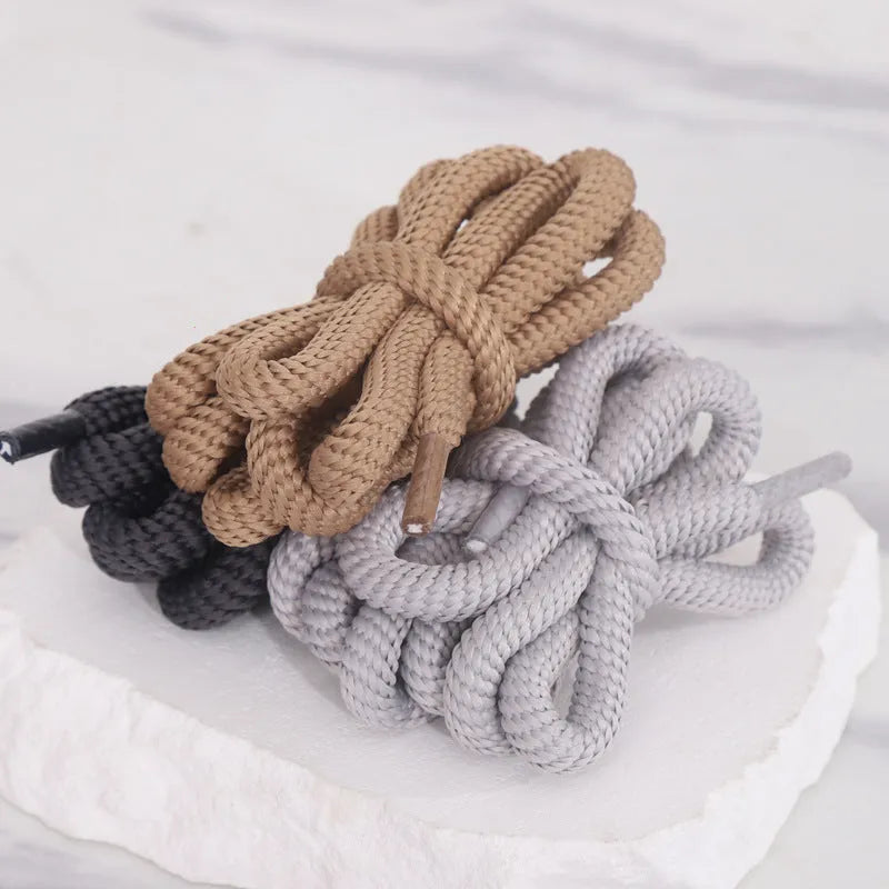 Set of oval shoelaces in multiple colours showing the 1.0 cm wide flat rope and length options.