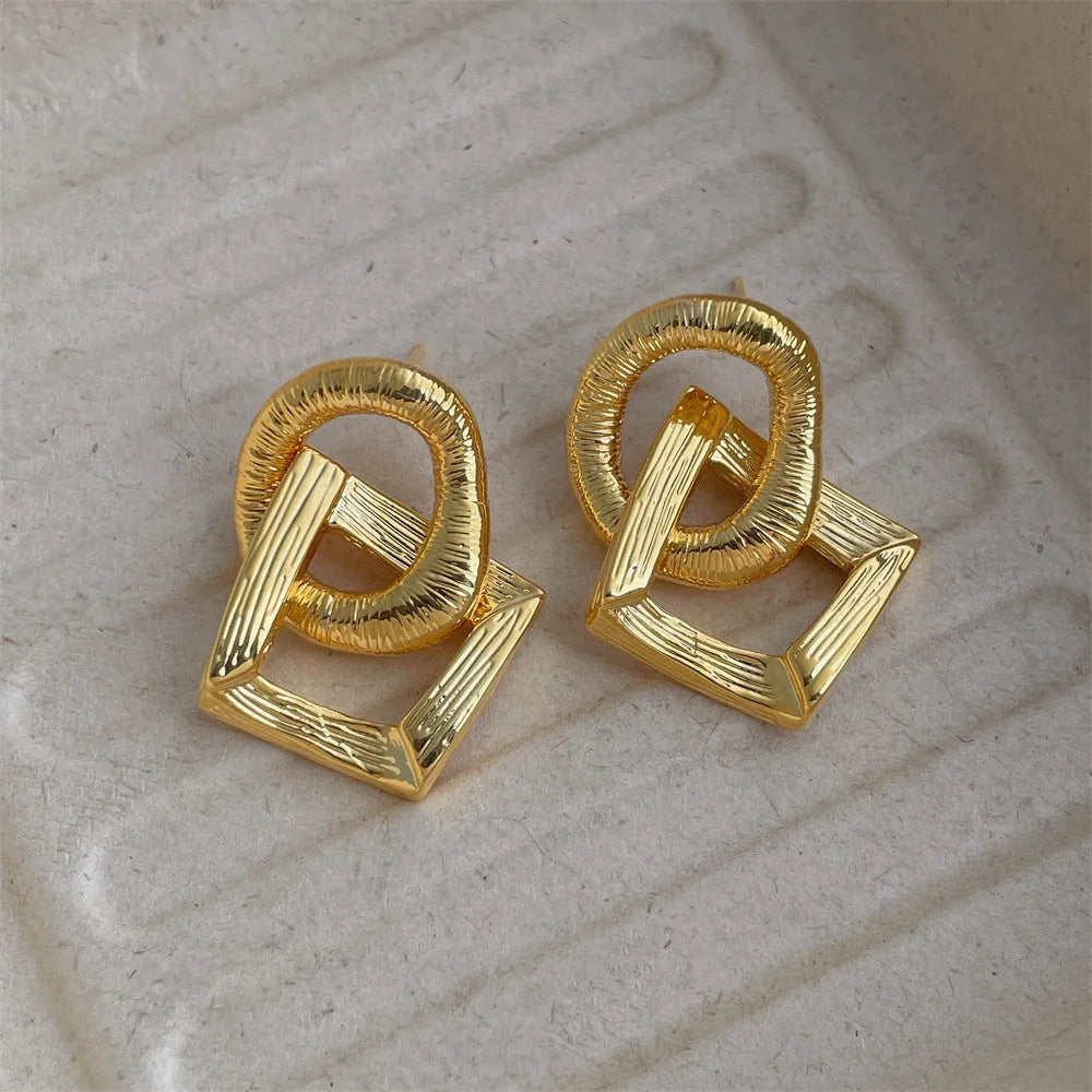 Geometric retro-style copper drop earrings with 3.4 cm length in gold or silver finish.
