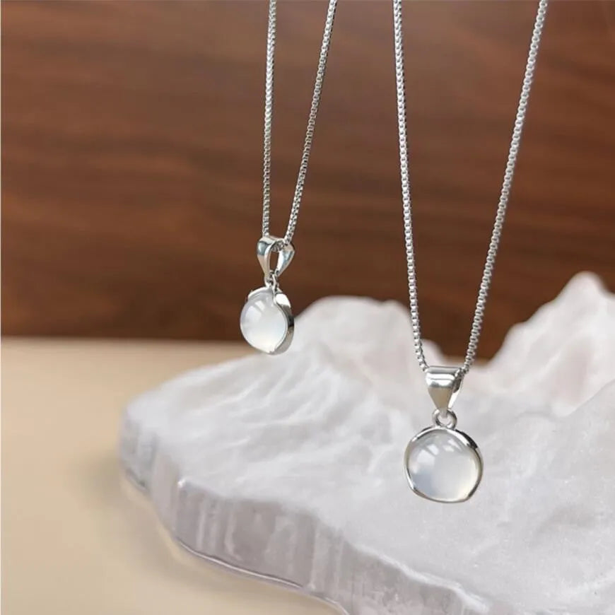 Women's Korean-style oval pendant necklace with eight-point star charm on adjustable box chain
