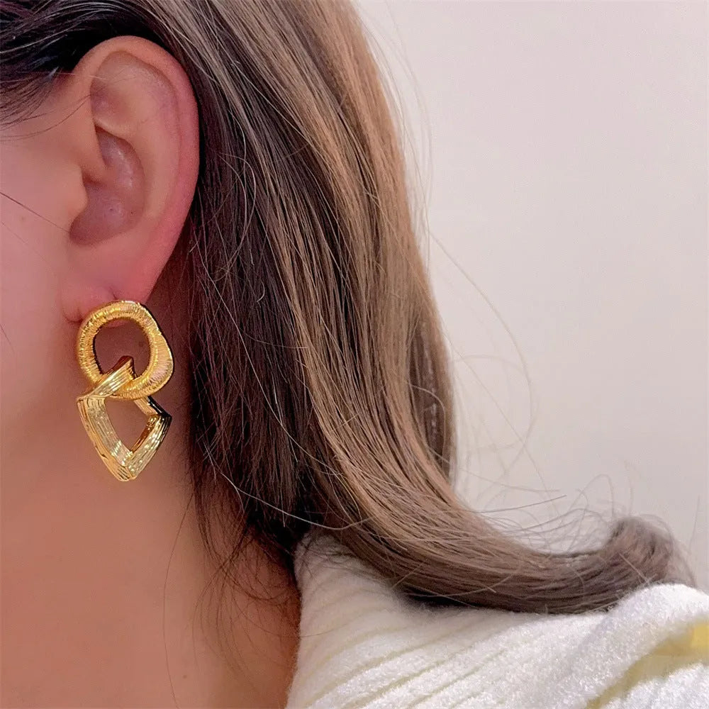 Geometric retro-style copper drop earrings with 3.4 cm length in gold or silver finish.