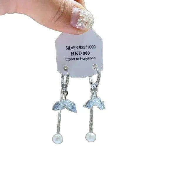 Geometric heart-shaped silver ear clip with rhinestone and dangling star tassel decoration