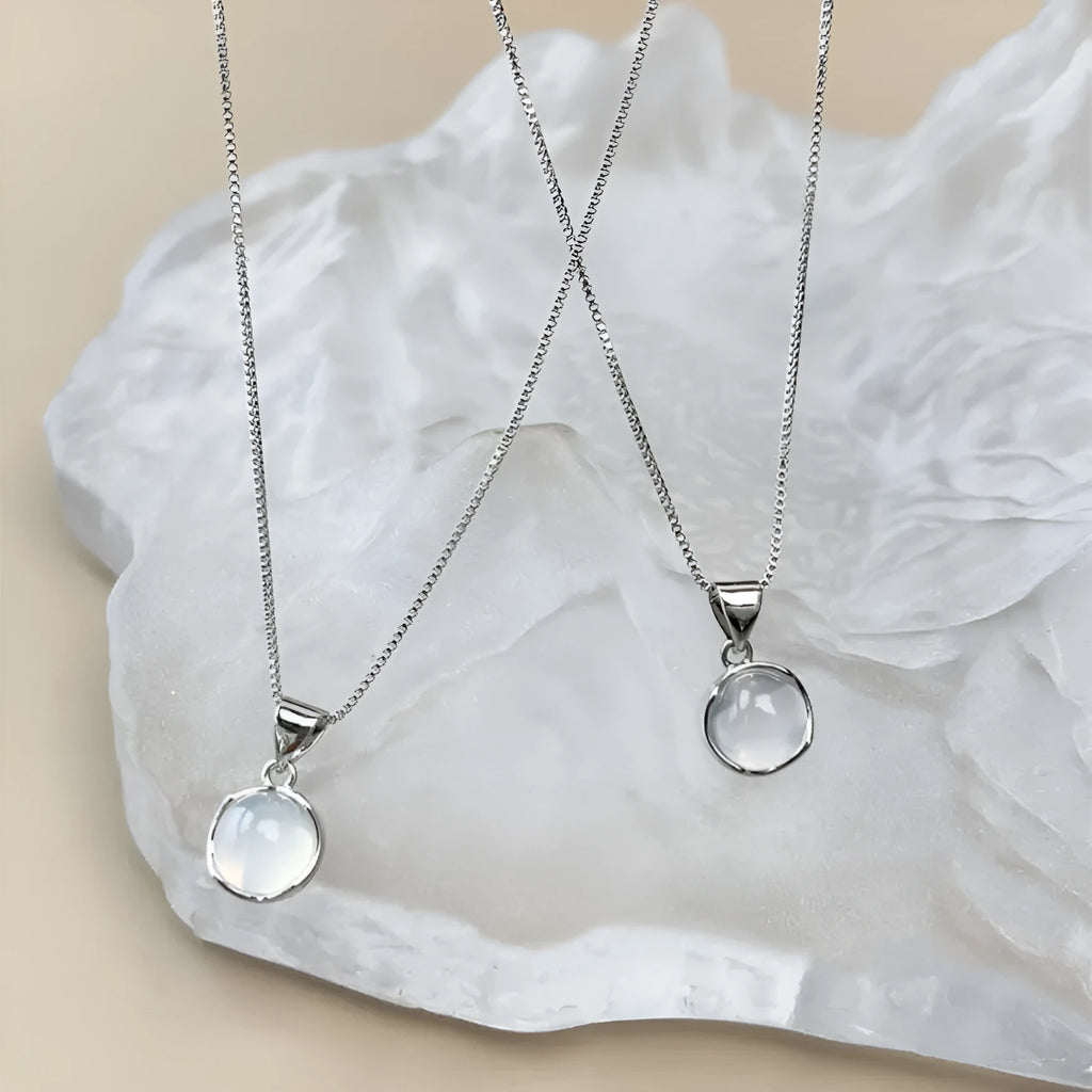 Women's Korean-style oval pendant necklace with eight-point star charm on adjustable box chain