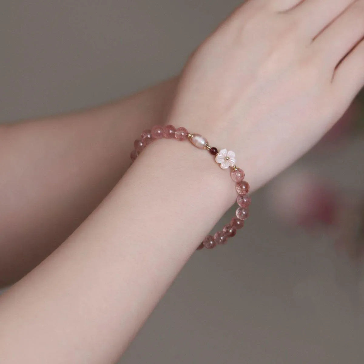 Strawberry quartz peach blossom bracelet with flower-shaped beads and silver-plated adjustable fittings