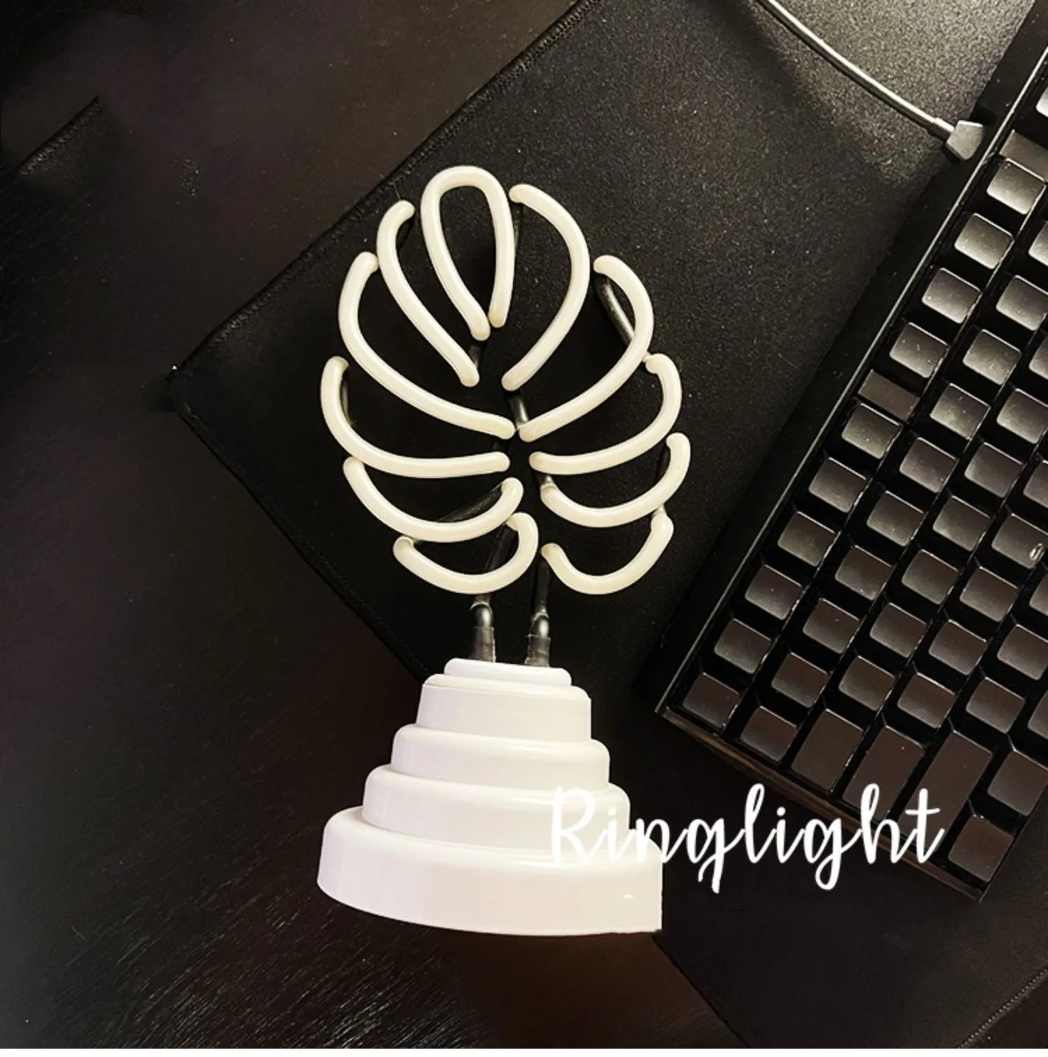 Minimalist bamboo shape desktop lamp with white tube and green light