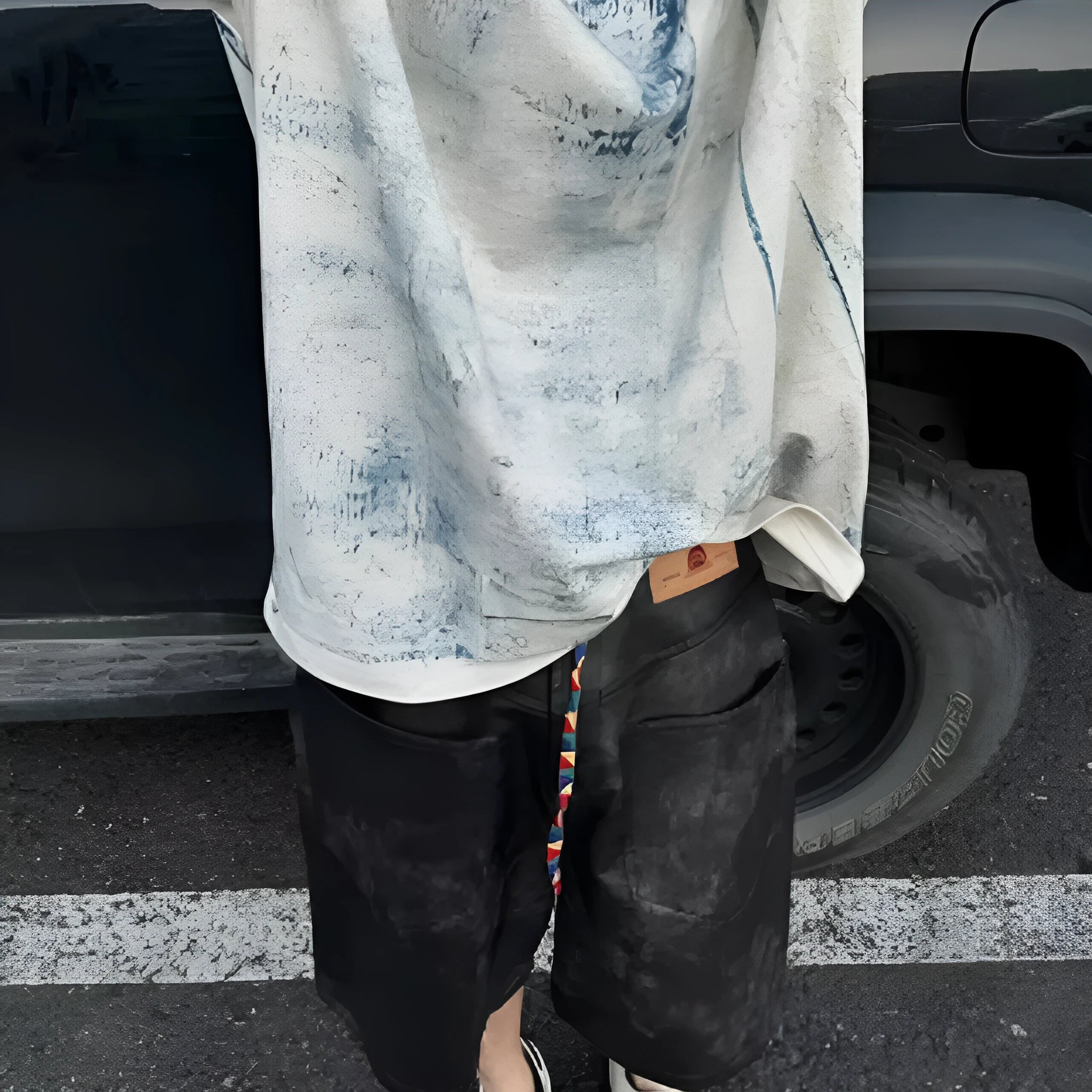 Loose fit round neck t-shirt in solid color with Korean style dirty print and washed aging effect.