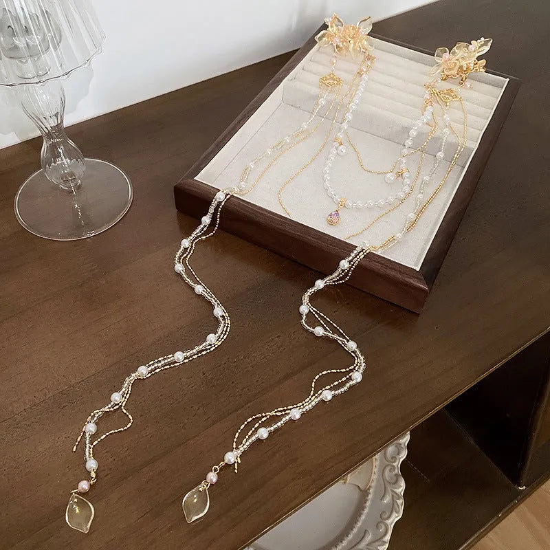 Gold grip women's hairpin with pearl, diamond floral details and acrylic tassel